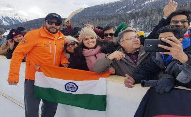 अफरीदी ने पहले कश्मीर राग अलापा, अब तिरंगे के साथ तस्वीर शेयर कर जताया भारत प्रेम