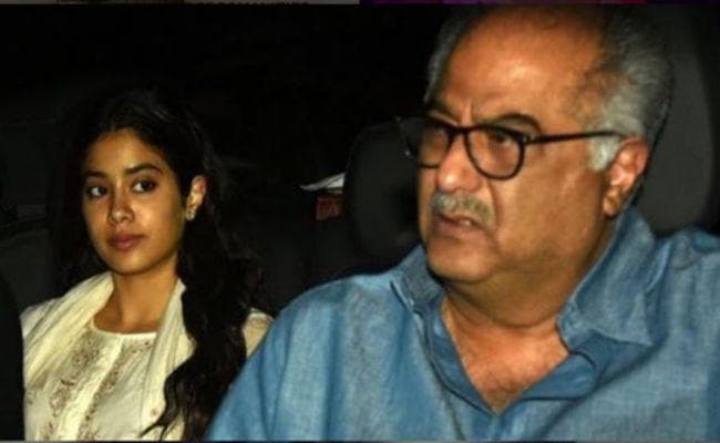 ''Beyond The Clouds'' की स्‍पेशल स्‍क्रीनिंग में पिता संग पहुंची जाह्नवी कपूर