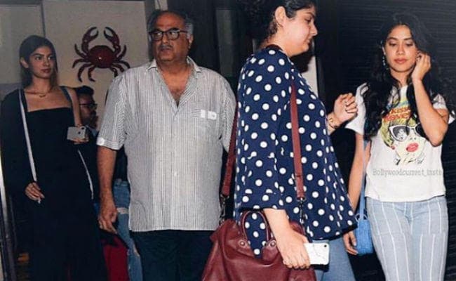 सोनम कपूर की शादी की खबरों के बीच पिता बोनी कपूर संग नजर आईं जाह्नवी- खुशी और अंशुला कपूर