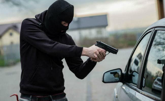 ज्‍वेलरी शॉप लूटकर भाग रहे लुटेरे ने एक को मारी गोली, लोगों ने पकड़कर किया पुलिस के हवाले