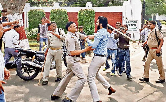 जिन्ना की तस्वीर को लेकर एएमयू में बवाल, योगी सेना ने दी चेतावनी