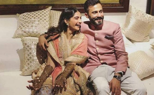 सोनम कूपर के हाथों में लग गयी आनंद के नाम की मेहंदी, देखें तसवीरें