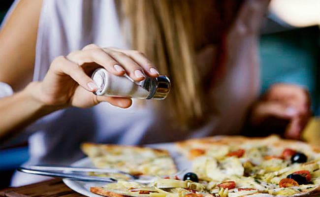 गंभीर बीमारियों का खतरा बढ़ा देता है नमक का अत्यधिक सेवन