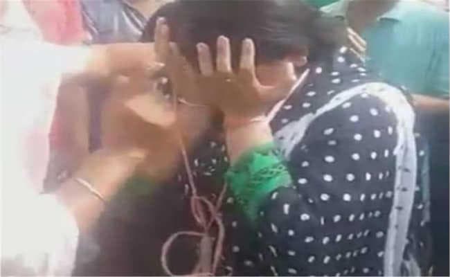 ममता दी के बंगाल में महिला को जूतों की माला पहना करवायी उठक-बैठक