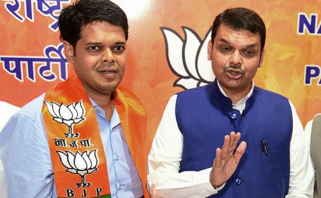 बाल ठाकरे ने कभी किसी की पीठ में खंजर नहीं घोपा : देवेंद्र फडणवीस