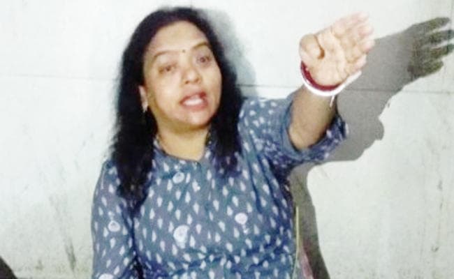 बेटी के वीजा आवेदन पर साइन नहीं कर रहे कोलकाता के मेयर, बच्ची की मां धरना पर बैठी