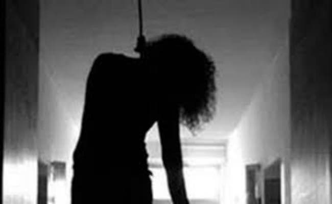 पति गया सेब लाने, पत्नी ने लगा ली फांसी