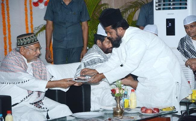 जदयू की इफ्तार में शामिल हुए कांग्रेस के दो विधायक, नहीं पहुंचे कुशवाहा