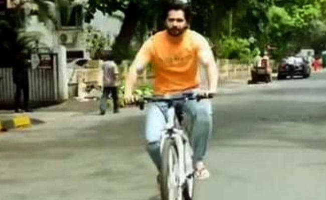 Viral Video: साइकिल पर सवार होकर ''बिरजू नाई'' के पास पहुंचे वरुण धवन और फिर...