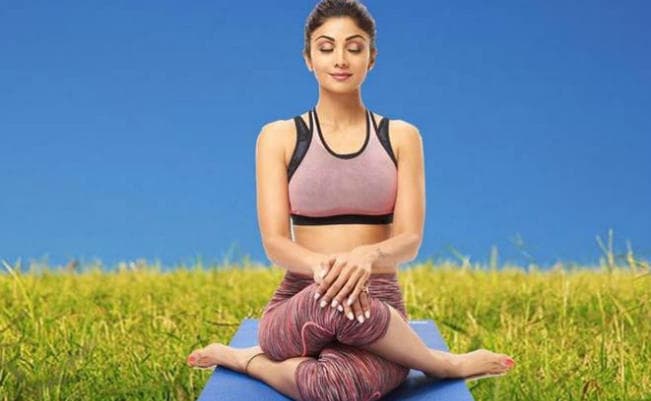 अपनी परेशानियों के कारण शिल्पा शेट्टी ने अपनाया था योग, बन गयीं फिटनेस अाइकन, हिंदी वीडियो