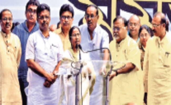 ममता ने कहा भाजपा ‘चरमपंथी संगठन’ है, नकवी ने किया पलटवार