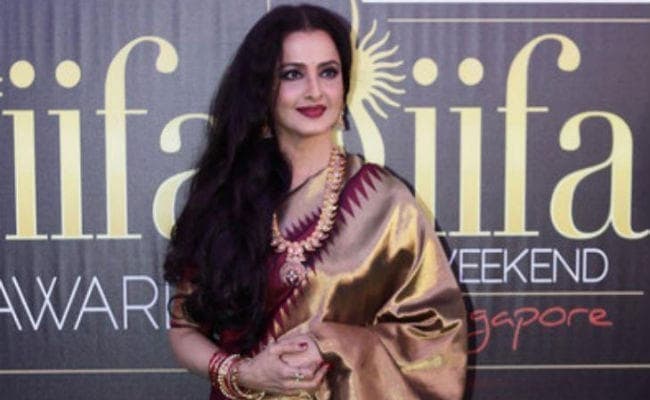 Rekha@IIFA2018: 63 की रेखा ने जब स्टेज पर पेश किया ''सलाम-ए-इश्क'', देखें VIDEO