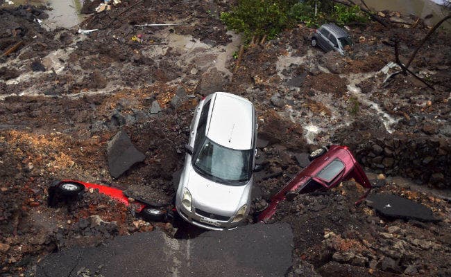 मुंबई व दक्षिण गुजरात में भारी बारिश बनी आफत, चार की मौत, 15 कारें जमींदोज, ट्रेन-विमान लेट, Photos