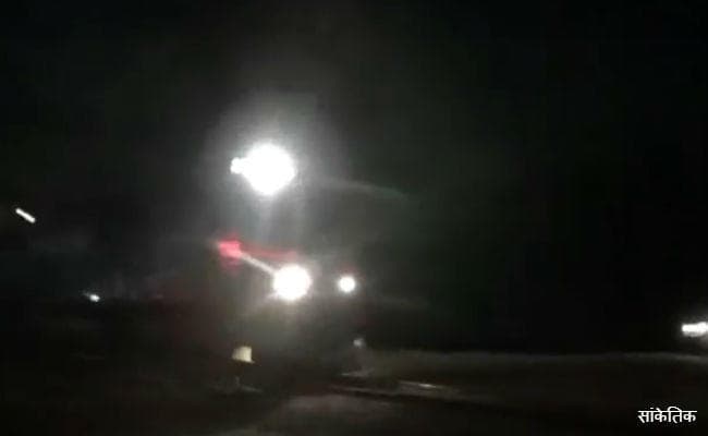 राजधानी एक्सप्रेस को देख ट्रैक पर बाइक छोड़ भागे सवार, ट्रेन की ठोकर से हवा में 10 फीट उछल गयी बाइक, बड़ा हादसा टला