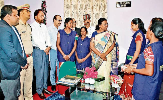 दुमका : पिंक व ब्लू आर्मी से मिलीं द्रौपदी मुर्मू, महिलाओं के बनाये फुटवियर व बासुकी अगरबत्ती खरीदी