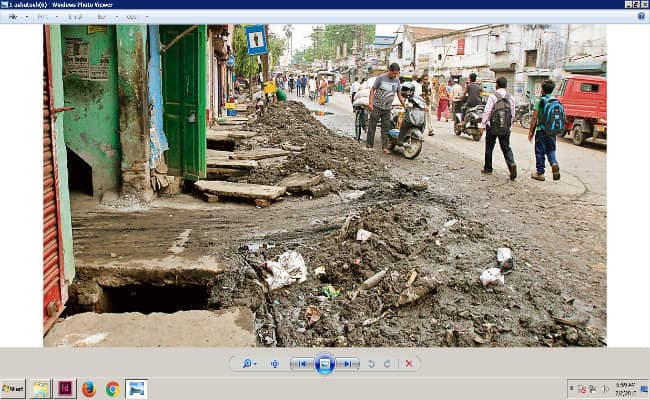 नाले का कचरा सड़क पर फैला नरक जैसे हालात