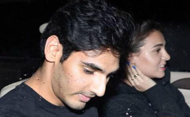 PHOTO: गर्लफ्रेंड तानिया संग डिनर डेट पर स्‍पॉट हुए सुनील शेट्टी के बेटे अहान