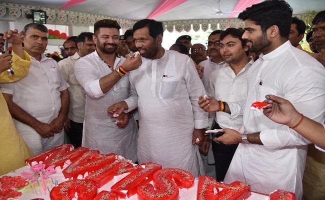 रामविलास पासवान ने अपने 72वें जन्मदिन पर केक काटा, कहा-गरीबों के लिए लड़ता रहूंगा
