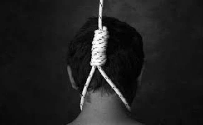 फंदे से लटकता मिला शव, अवैध संबंधों के कारण हत्या का  अनुमान