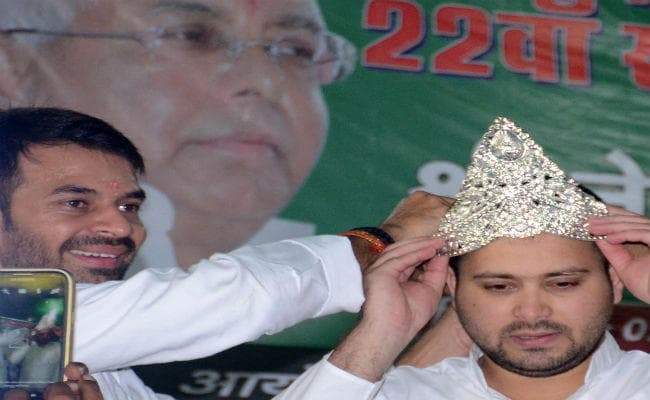 तेजप्रताप बोले- मेरे अंदर ''लालू'' को देखें, निश्चिंत होकर दिल्ली जाएं तेजस्वी, मैं संभाल लूंगा संगठन