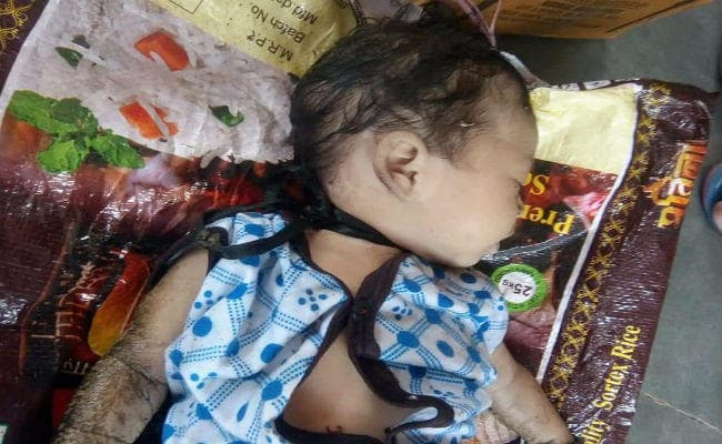 जूते के फीते से गला दबाकर दो महीने की बच्ची को मार डाला, श्मशान के पास स्वर्णरेखा नदी में मिला शव