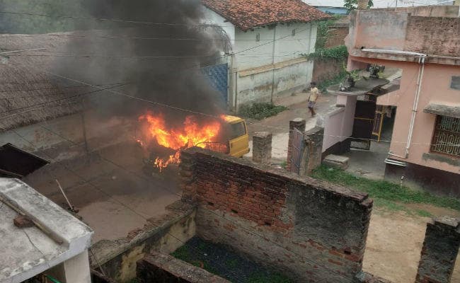 नियमों को ताक पर रखकर चल रहा था संत थॉमस का स्कूल वैन, लगी आग
