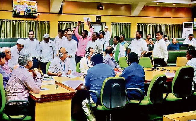 50 से कम कर्मचारी हैं, तो संस्थान नहीं आयेगा श्रम कानून के दायरे में, सरकार ने पास कराये ये नौ विधेयक