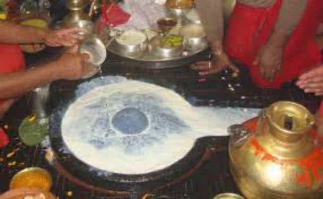 श्रद्धालुओं ने बाबा भोलेनाथ का किया जलाभिषेक