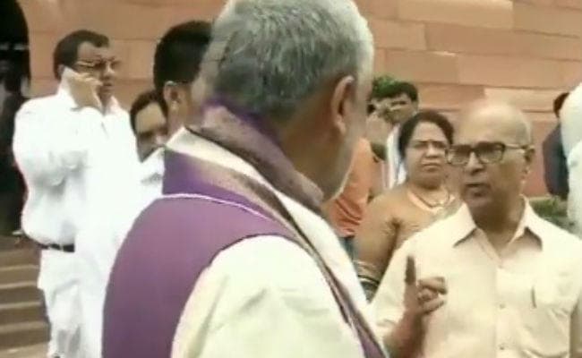 #NRCAssam issue: ...जब आपस में भिड़े भाजपा और कांग्रेस सांसद, देखें वीडियो