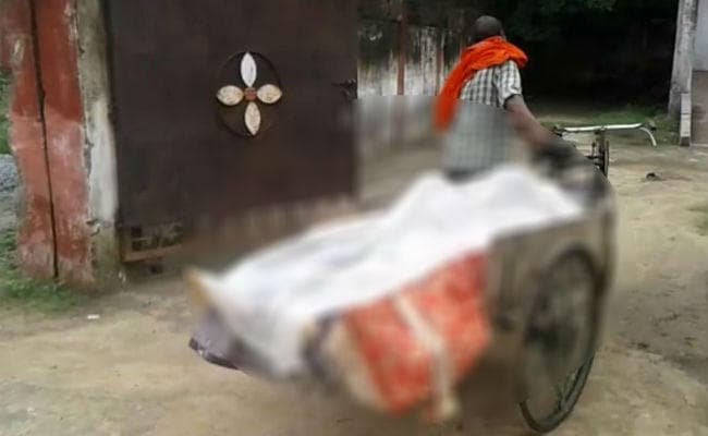 परिवारिक कलह से तंग आकर नवदंपती ने रेल से कट कर दी जान, पोस्टमार्टम के लिए ठेले पर लाया गया शव