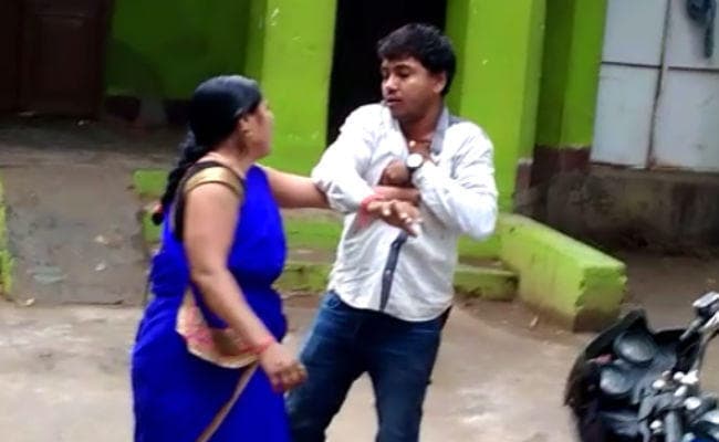 कैमूर : मोबाइल पर परेशान कर रहा था मनचला, महिला ने बुला कर किया ऑन द स्पॉट फैसला