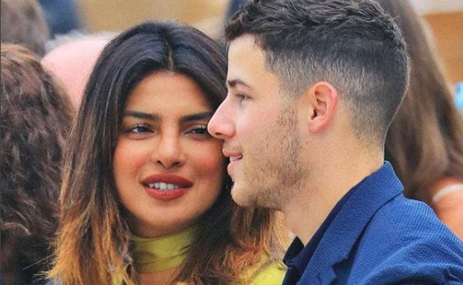 VIDEO: प्रियंका चोपड़ा ने मीडिया को देख उतारी सगाई की ''अगूंठी'' और फिर...!