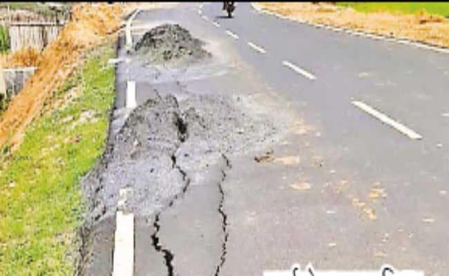 छह माह में ही टूट गयी 20 करोड़ की सड़क, एक दागी इंजीनियर के सिंडिकेट से हुआ है काम