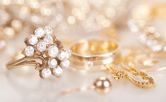 कागज का बंडल थमा कर मरीज के परिजन से ले भागे कीमती गहने