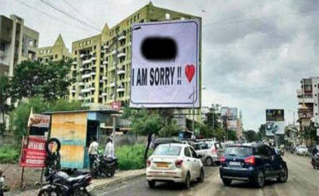 Girlfriend को मनाने के लिए सनकी आशिक ने पूरे शहर में लगवाये 300 से ज्यादा बैनर