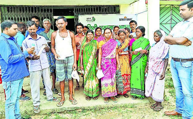 सीताडीह के ग्रामीणों की आंखों की जांच, प्रभात खबर और शालिनी अस्पताल अनगड़ा की पहल