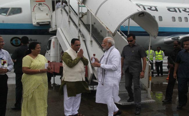 प्रधानमंत्री गुजरात पहुंचे, वलसाड व जूनागढ़ में योजनाओं की करेंगे शुरुआत