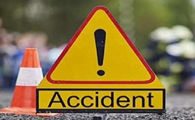 पिकअप वैन और एंबुलेंस की टक्कर में मरीज के साथ एक परिवार के 2 सदस्यों की मौत, 5 अन्य घायल