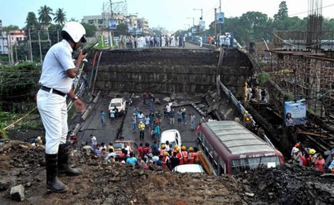 कोलकाता ब्रिज हादसा : गौतम मंडल व उदय डे की तलाश जारी, सीएम आज दुर्घटनास्थल का दौरा करेंगी