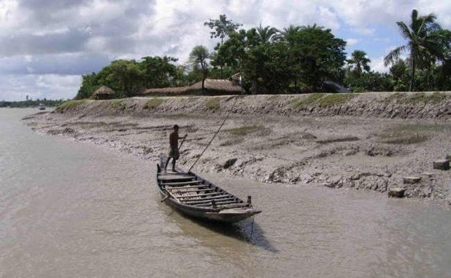 बहरामपुर : 40 लोगों को ले जा रही नाव भैरवी नदी में पलटी, एक बच्चा लापता