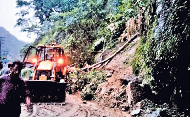 सिलीगुड़ी : पश्चिम सिक्किम में बारिश ने मचाया तांडव, भूस्खलन से कई घर ध्वस्त