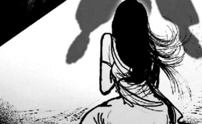 शेखपुरा : दबंगों ने रेप पीड़िता के परिजनों को गांव छोड़ने से रोका, पुलिस के सामने लूटा सामान