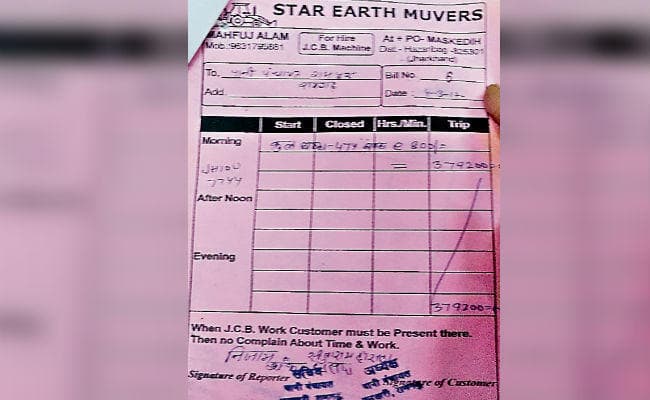 दुमका : फर्म हजारीबाग का, धनबाद की बाइक से की मिट्टी खुदाई