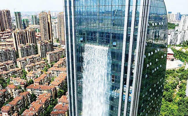 नया करने की चाहत ने इमारत में ही बना डाला सबसे ऊंचा झरना