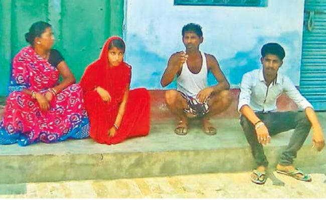 मायके के पास पत्नी को छोड़ कर पति फरार, लड़के के घर पहुंच कर धरने पर बैठ गयी गर्भवती नवविवाहिता