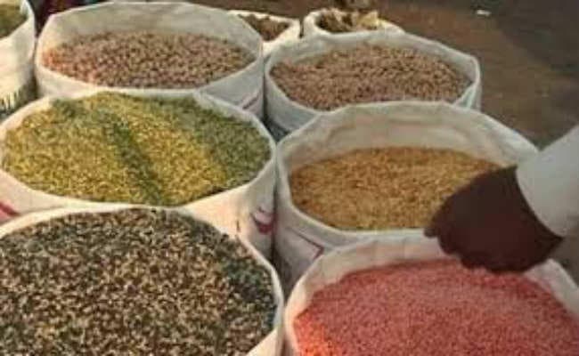 थोक में Rs 300 गिरा दाल का रेट, रिटेल में कम नहीं