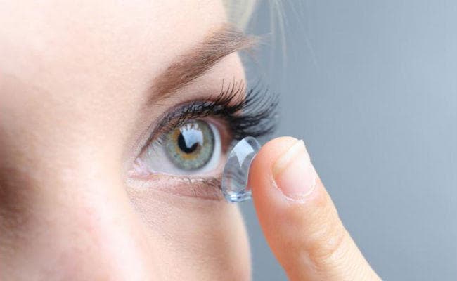Health News: कॉन्टेक्ट लेंस से हो सकता है आंखों में इनफेक्शन, अंधेपन का खतरा...