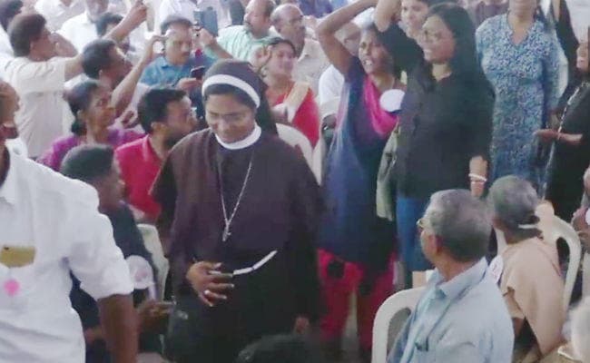 नन रेप मामला : बिशप  की गिरफ्तारी के बाद केरल में जश्‍न, लोगों ने लड्डू बांटे