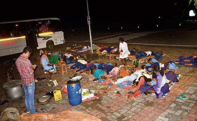 पटना जू घूमने आये चंपारण के स्कूली बच्चों की बस बिगड़ी तो फुटपाथ पर ही बितानी पड़ी रात