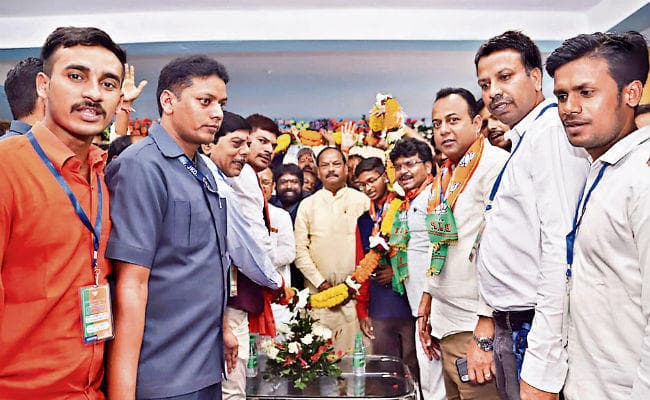 रांची : नरेंद्र मोदी को फिर से प्रधानमंत्री देखना चाहती है जनता, लोगों तक पहुंचें कार्यकर्ता : रघुवर दास